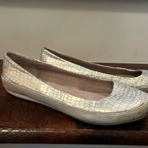 NWOT Woman Kenneth Cole flats